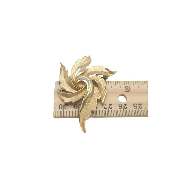 Trifari Feather Fan Polish Texture Brooch Pin Gold Tone Vintage - Picture 4 of 4